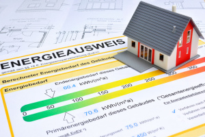 Energieausweis und Modell des Hauses